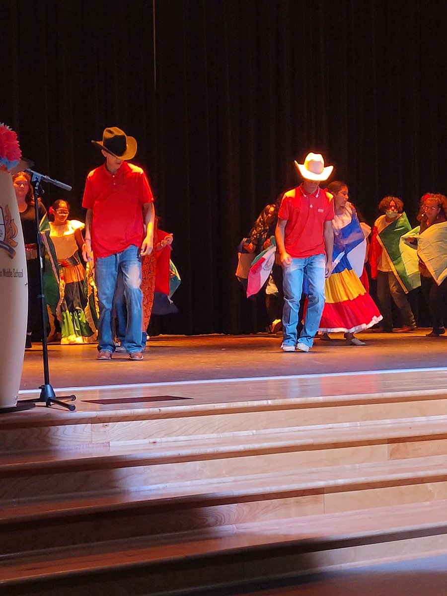 VALENTI94441974's tweet photo. Thanks to all who put in work! @RobersonSpring's Hispanic Heritage Celebration was a success! Thanks to students that shared their talent &amp; love of their culture ❤️ @misspowers2722 @CaptivatingCan @CeceliaBrumsey @casey_wheaton @Rosalba_Ramos81 @KLopezprofessi1 @luis_a_lucio https://t.co/MvZKimy0y7