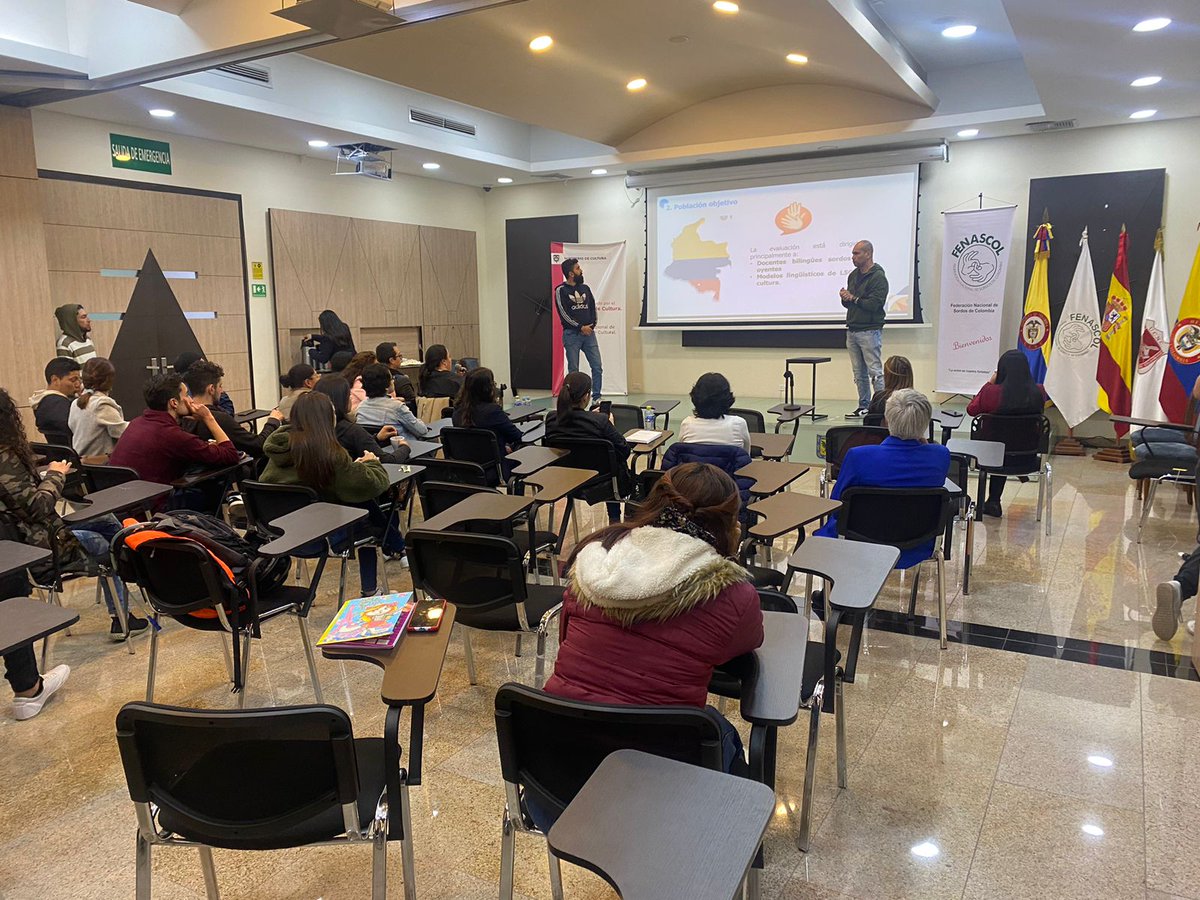 insorcolombia's tweet photo. #AEstaHora profesionales del equipo de Lenguaje Cultura y Comunicaciones del #INSOR, presentan la herramienta ECOLSC, evaluación de competencia comunicativa en #LSC en el "Encuentro Nacional de Planeación Lingüística" del @mincultura.
#LSC @fenascol https://t.co/q3HZRzHExj
