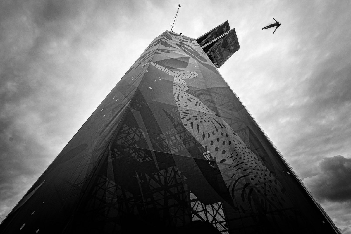 Just another day at work… 🙃
#budgysmuggler #redbullcliffdiving 
📸 - @rominaamatophoto