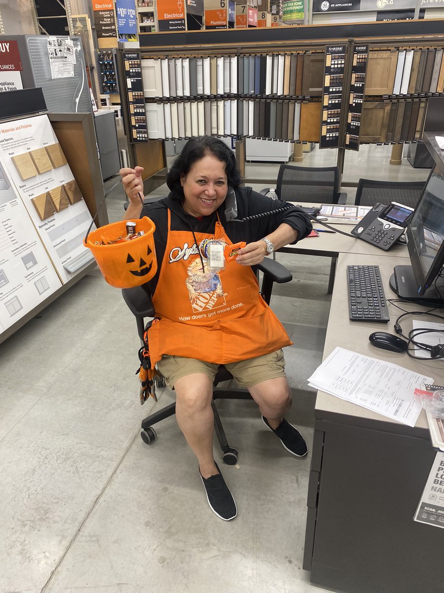 TJSanders61's tweet photo. It’s spooky season! So grabbed some candy and my pale and headed to Carmel! Dished out some candy and some knowledge! Fun was had by all! #knowledgeispower #makeovertakeover @KenBaer1 @HDIMakeoverMike https://t.co/PLA7myg2Ua