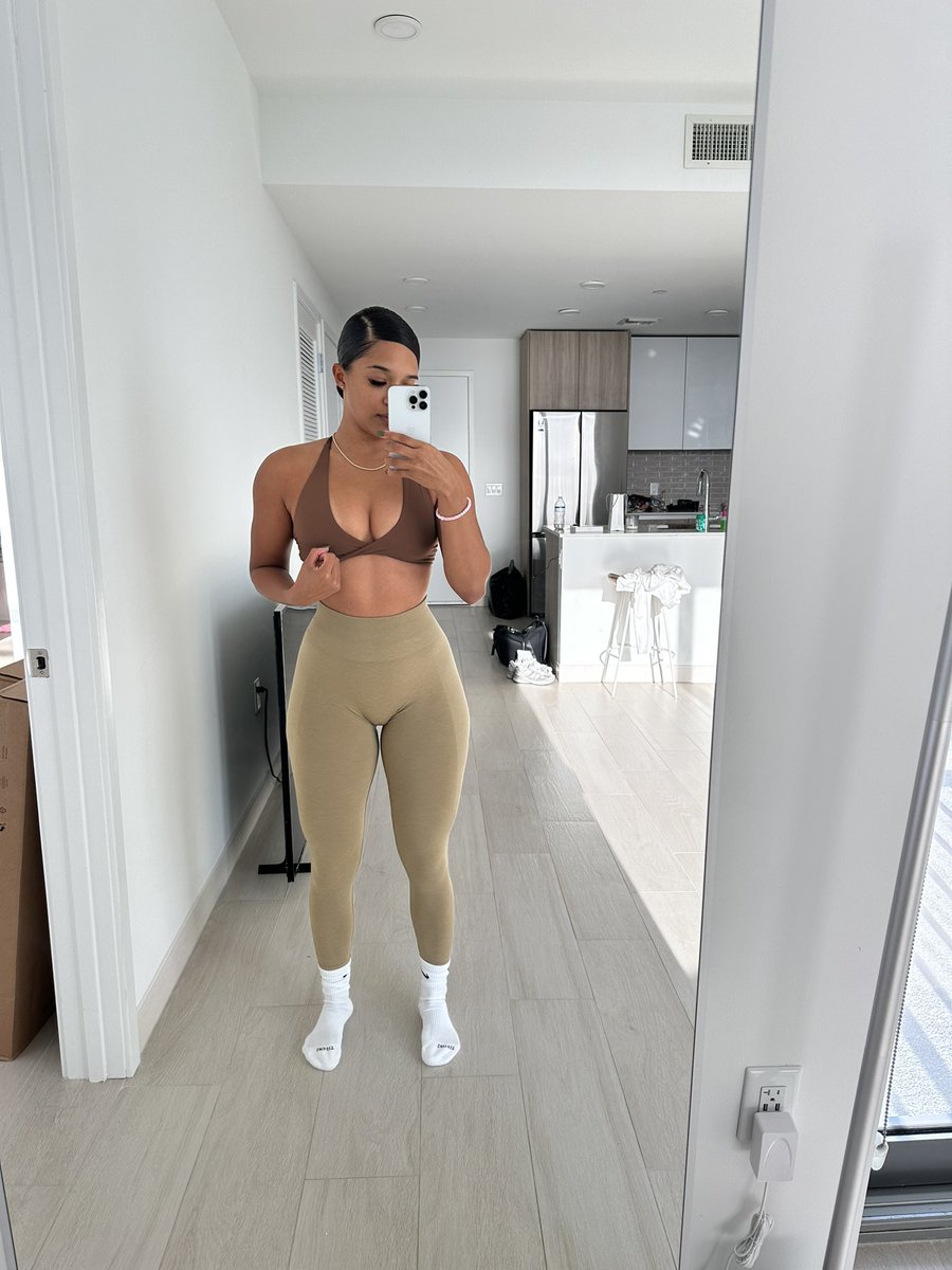 KeishaArlene's tweet photo. Happy friday 🤎 🍪 https://t.co/YS8SF7VL7L