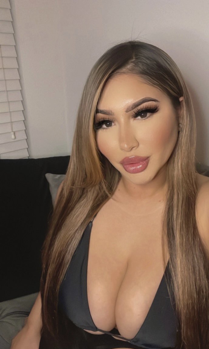Desireeey_27's tweet photo. In love w me 😈 #NoBraDay2022 #OF #latina https://t.co/q67Zb0ZWU2