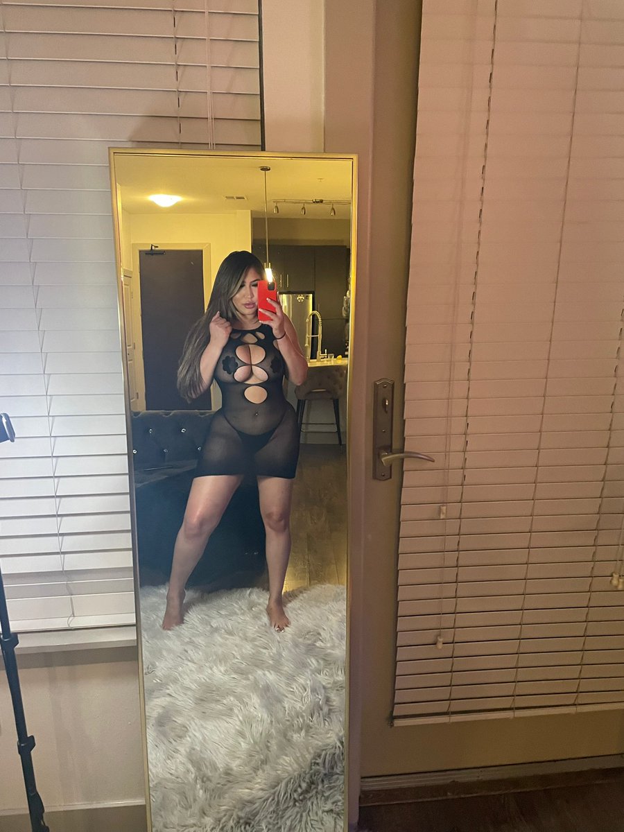 Desireeey_27's tweet photo. In love w me 😈 #NoBraDay2022 #OF #latina https://t.co/q67Zb0ZWU2