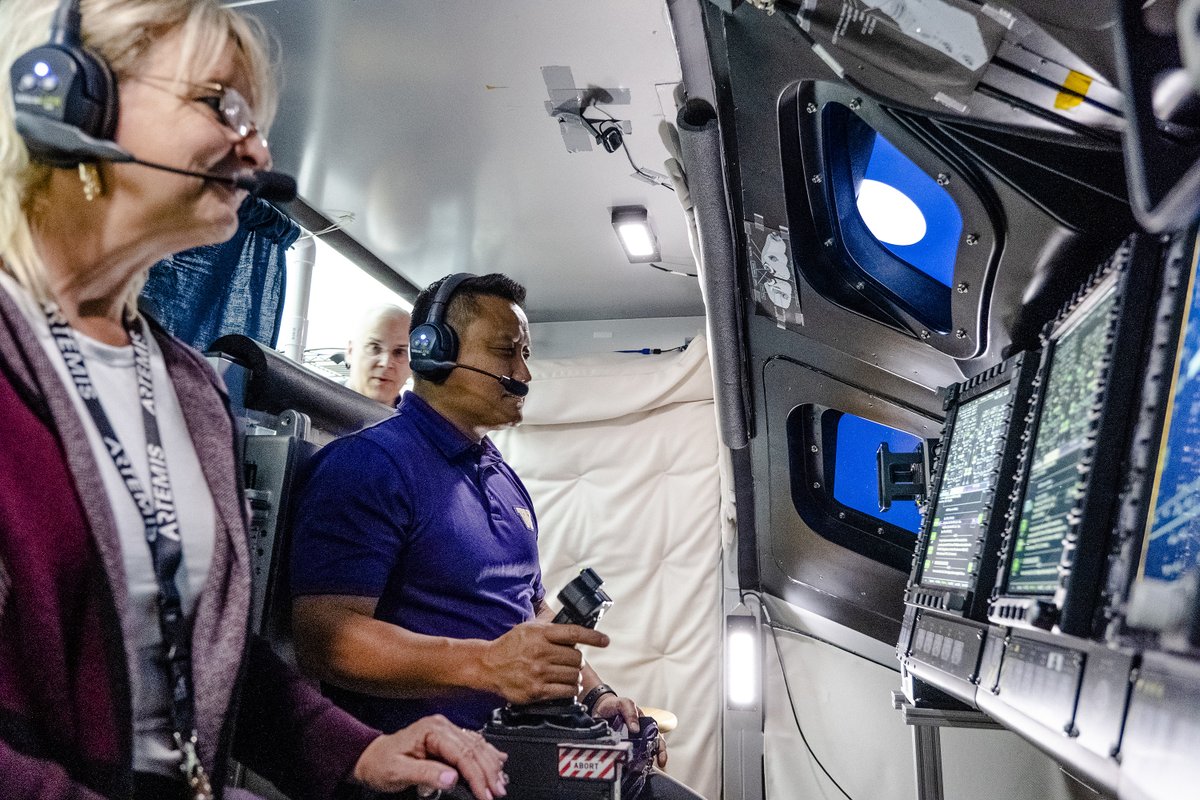 Demo day at the Lockheed Martin Exploration Development Lab in Houston! Deputy Program Manager Debbie Korth and I review the displays and controls astronauts will use to command @NASA_Orion on #Artemis II.