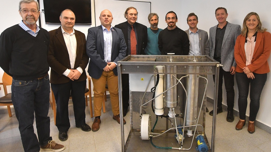 SustentableWeb's tweet photo. Presentaron el primer electrolizador para producir hidrógeno verde desarrollado en el país.  
https://t.co/FVqriXjJPv https://t.co/qcwXQSpXTZ