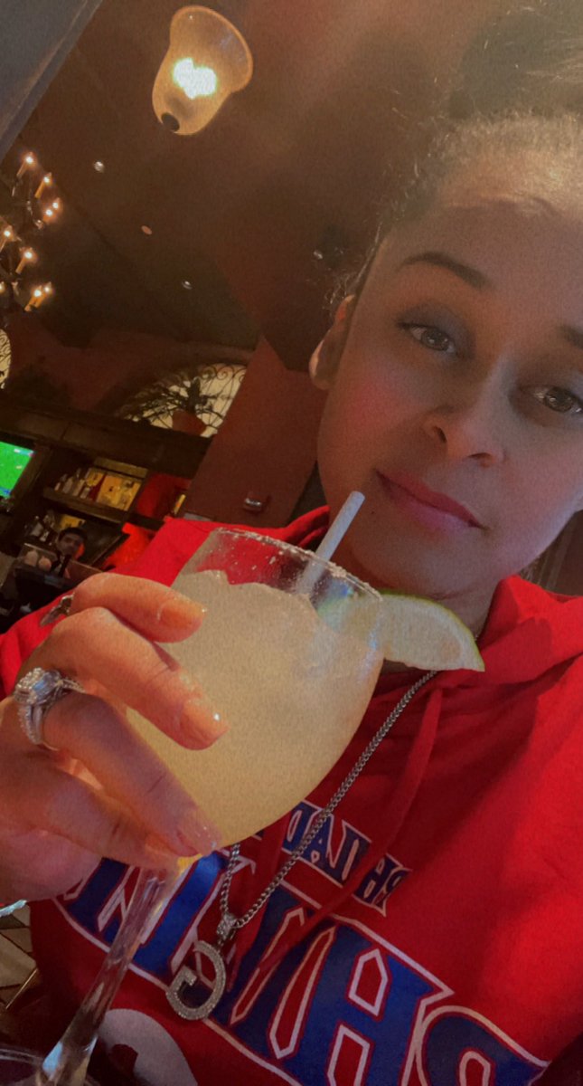 gretchen_burgos's tweet photo. 🦋 Let the weekend begin 🍸#weekendvibes #partytime #margaritapatro #concertmode #wisinyyandel #laultimamision #blessed #blessedbeyondmypower #Phillies #philadelphiaphilies @Phillies @yandeloficial @wisin @wisinyyandel @losvaquerosbsas #PositiveVibesOnly https://t.co/IymWuHcXOP