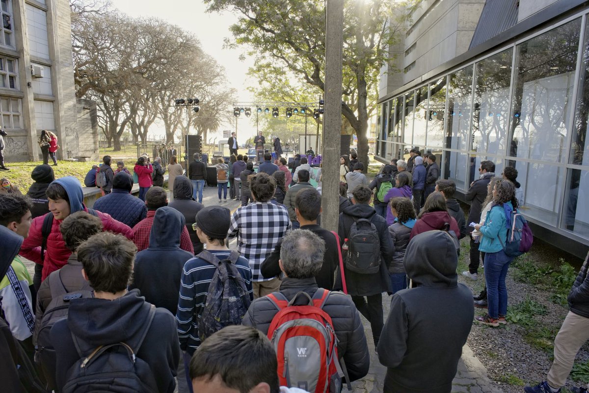 FundRicaldoni's tweet photo. 📢 Quedó inaugurada Ingeniería deMuestra @Udelaruy 💪
Hasta las 21h estamos #IdM2022
Apoyan: @MIEM_Uruguay @montevideoIM @AntelDeTodos @CiemsaUruguay #CSIingenieros @UTE_ComCorp #Basf @StilerUy #CementosArtigas @Pyxisportal @allegromicro #Lumin #Urufor @aingenierosu https://t.co/hBVLOivLyA