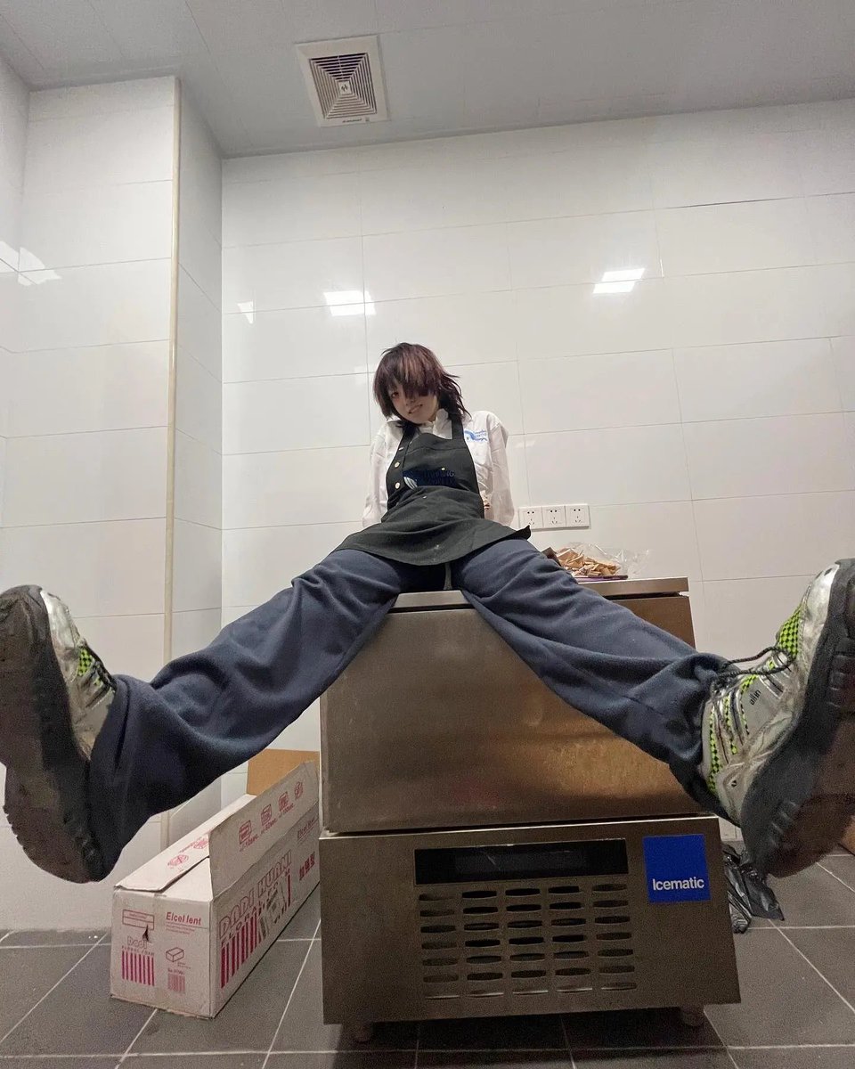 CharlotteFang77's tweet photo. Western egirls falling off fast, they take selfies like reddit shares male fashion advice. The chinese pose with soul &amp; fun, theyr rockstars. They all use AI assisted filters, u call it catfish, but its just digital makeup. incels say same abt the irl thing thats wot u sound like https://t.co/imYoeCafYd