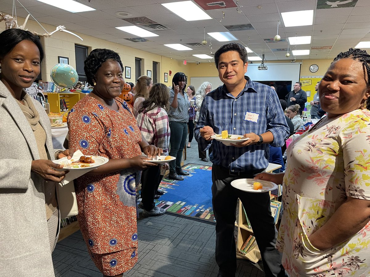 SMSCrusader's tweet photo. Thank you to the HSA for hosting an awesome Meet-and-Greet last night. Wonderful turnout from our parents & faculty, delicious food & drink, and unmatched community spirit! 👐 #SMSmatters #WeLoveSMS #CatholicEducation https://t.co/uhDF3sYUgV