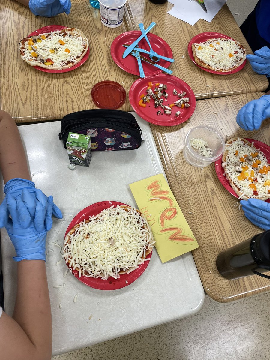 MrsSandhar's tweet photo. It was a messy day, but a fun one too 🖤 #proceduralwriting @HaltonDSB @Hawthorne_PS @hawthorneEduc8s #handsonlearning #grade7 #tgif https://t.co/Vr1b5sW7Uy