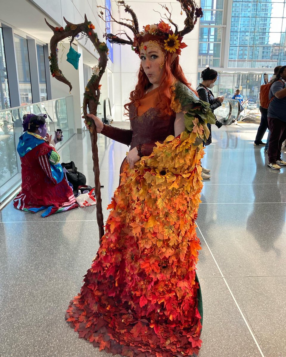 A little cosplay life hack for you: bring a spare pair of shoes. 5” heels are not Tempest™️ approved for all day wear

#CriticalRole #CriticalRoleCosplay #cosplay #NYCC2022