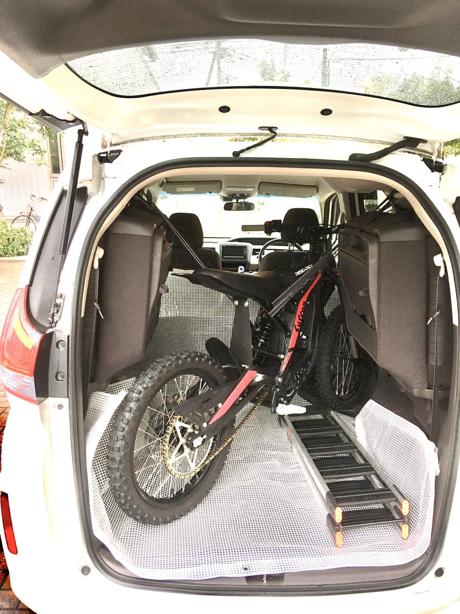 ShinySky77's tweet photo. 車検ついでに2列目シート片方取り外されてるステップワゴンの代車でやってきたFREED、Pikaの1台だけだけど超絶ピッタリ収まった‼️‼️これなら週末、走りに行けるぜ✨
#SURRON
#LightBeeS
#FREED https://t.co/Jav8Vc8PLJ