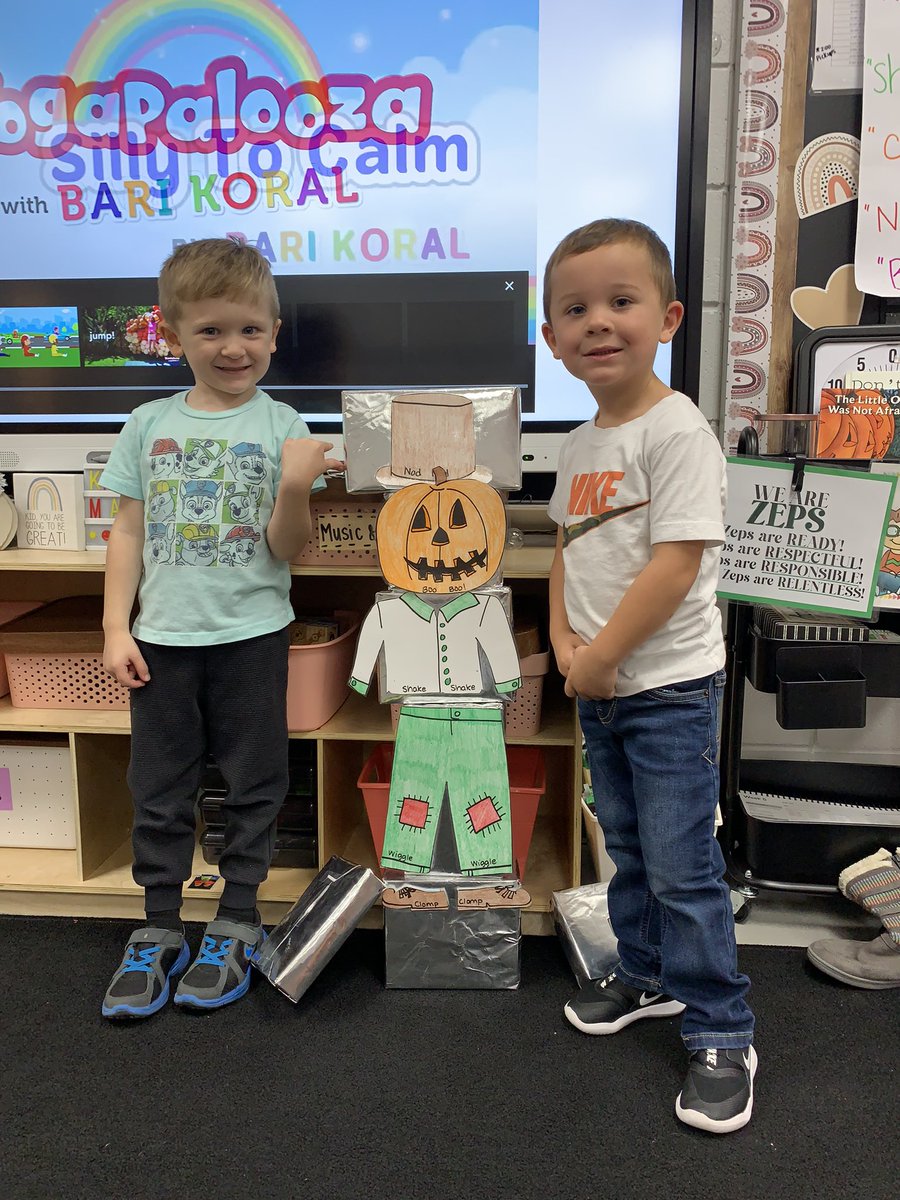 MPreschoolers's tweet photo. ONE OF MY FAVORITE INTERACTIVE READ ALOUDS TO DO IN PRESCHOOL! 🎃🥾🧤🎩👖👚

We used props so all of the kids could practice acting out the story! Then they worked together to build the scarecrow and recall what all of the pieces said! #littlezeps #retelling https://t.co/1BCFMTMubg