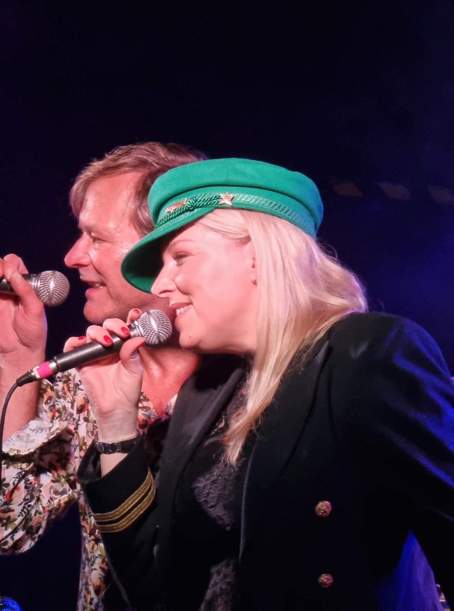 A mirror image.
@kimwilde and @Wildericky two weeks ago @LondonPalladium
Tonight @SteveNormanReal and @blondishious #JTGTour
#JourneysToGlory #Photographer jbellas.co.uk