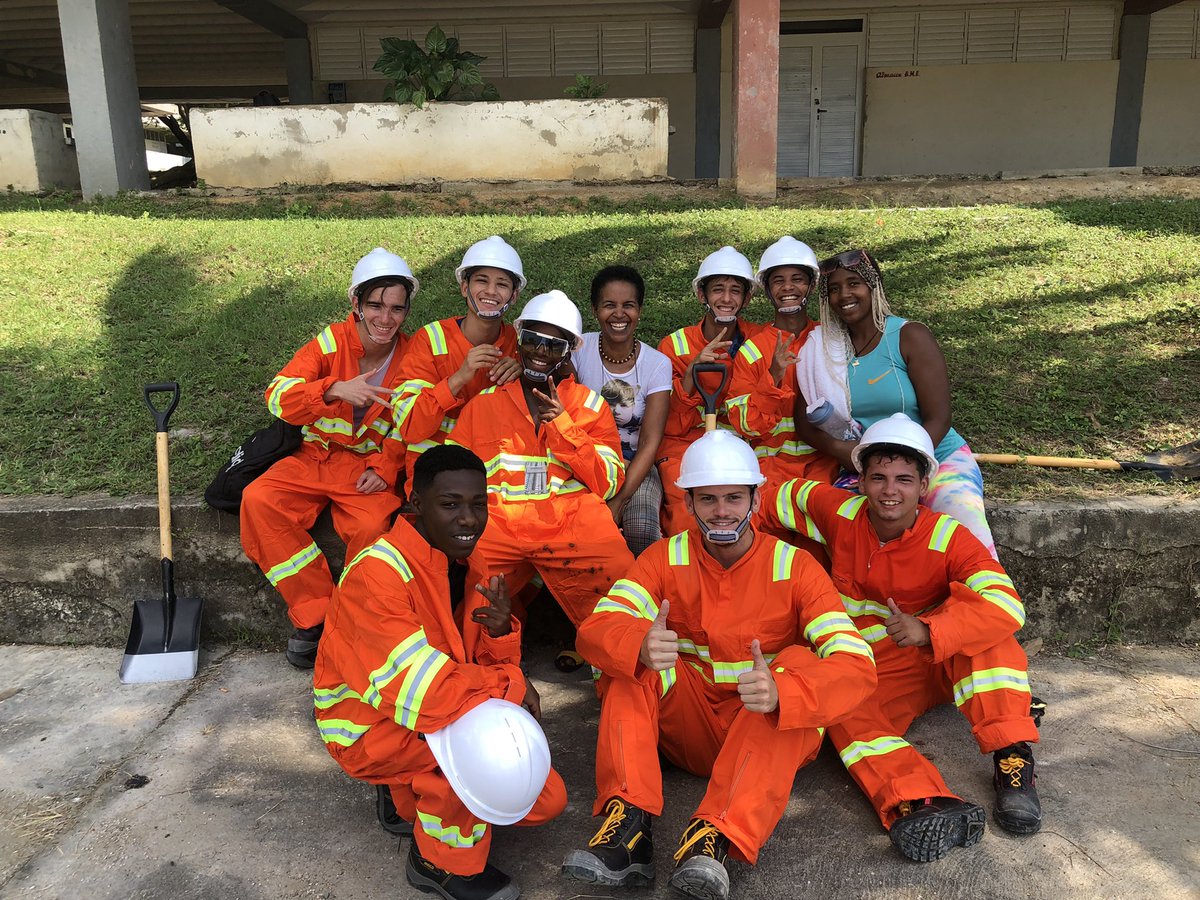 ipjgregorio's tweet photo. #ETPCienfuegos || Gracias a la formación de técnicos medios del departamento de la familia de la #ConstrucciónCivil. Profesores y estudiantes realizan la limpieza, organización y levantamiento de muros del polígono de nuestra escuela. 

#DPECienfuegos #PROFET #Cuba https://t.co/voYHmEAGb1