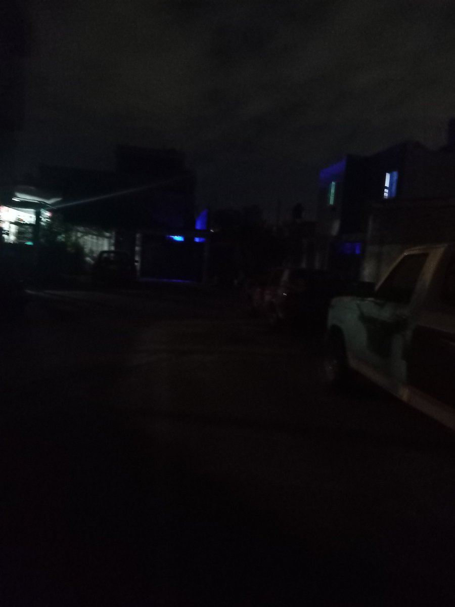 Carolvl2020's tweet photo. @DUCDMX @Claudiashein @bereheca @Claudiashein no es honesto, he reportado luminarias fundidas en cerrada calle cangrejo y calle perca colonia del mar en la alcaldía en Tláhuac @bereheca . No es la única calle sin reparar luminarias por meses, no nos están garantizado nuestra seguridad. Las invito a recorrerlas. https://t.co/TLG3Xf1B1v