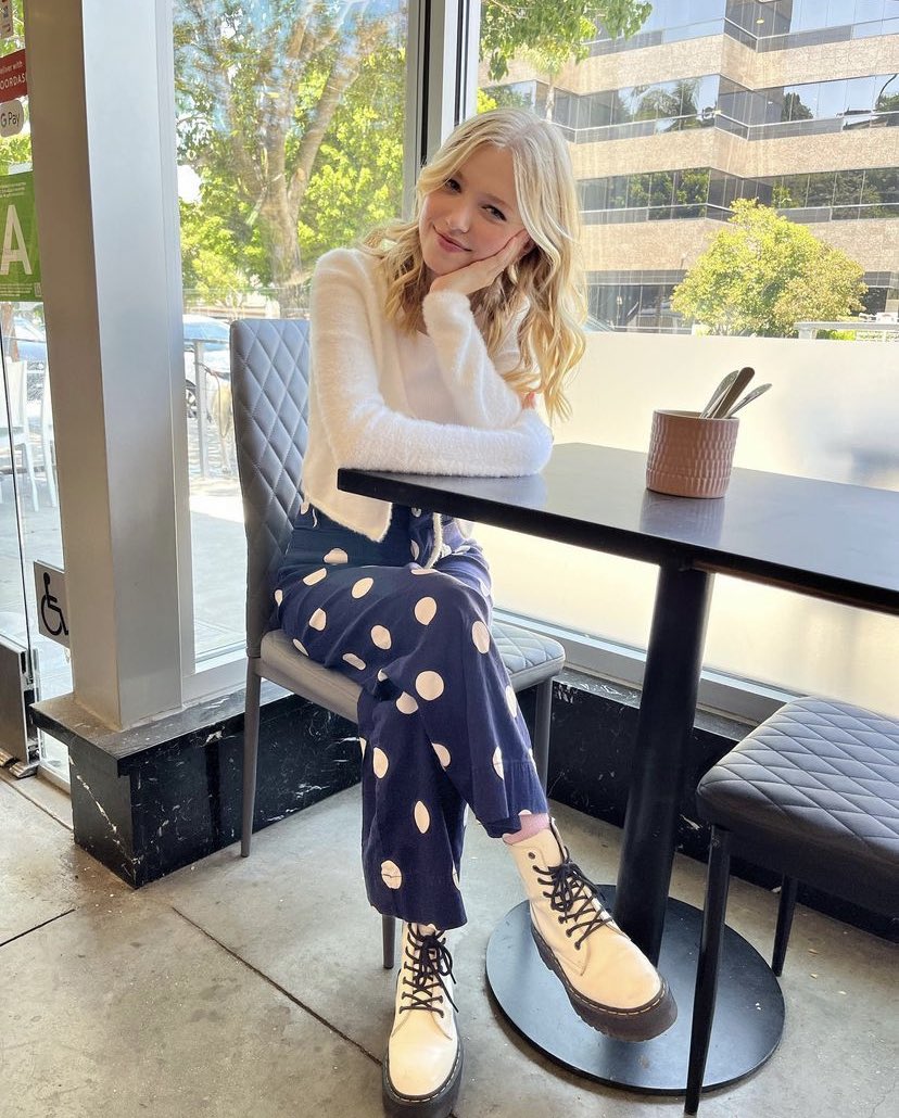 msraudrsbase's tweet photo. nome: Sofia Clarke-Malfoy Nolan 
idαde (16-19): 16
sexuαlidαde: pansexual
pronomes: ela/dela
frαternidαde: hufflepuff 
erα: golden
user: @sofsclxrke 
extrαcurriculαr: arte
shαpe + 2 fotos: Shay Rudolph https://t.co/gG45rYDwr6