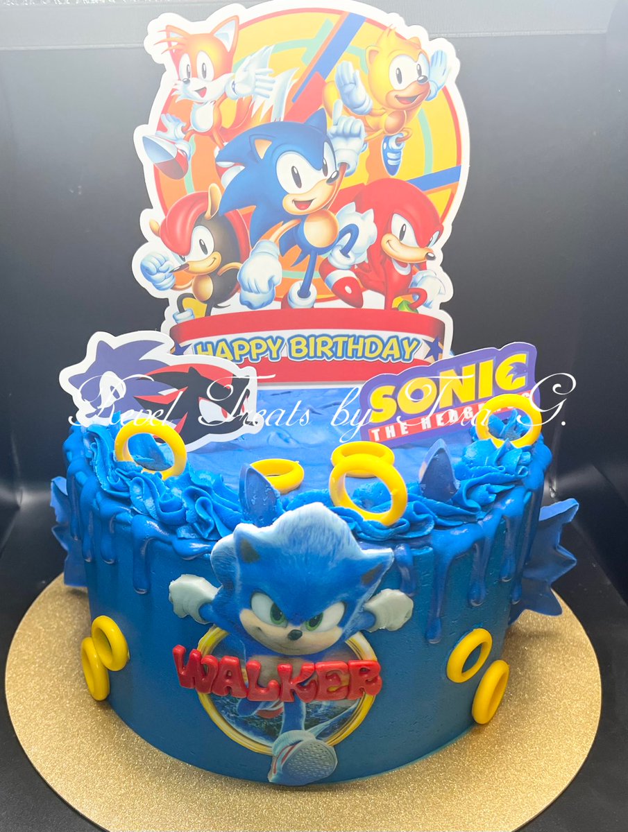TAUnacious6's tweet photo. Chocolate Sonic cake with caramel filling, blue chocolate shards and yellow chocolate rings 🍫💙🦔🍰
#reveltreatstg #cakedecorating #scratchbaking #stonemountain #bakery #baker #atlantabaker #blackownedbusiness #womenled #cake #sweet #sonicthehedgehog
https://t.co/9b6KQuCblg https://t.co/EiDMcx1yRI
