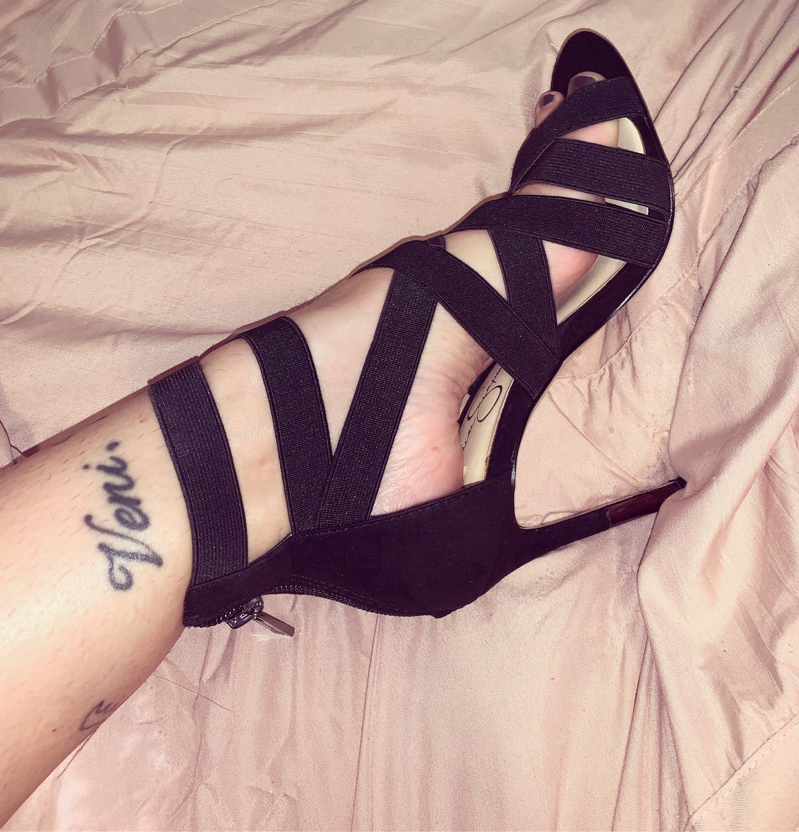 PrincessArchAng's tweet photo. #crushing #cozysocks
#cutetoes #feet #footlovers #toescrunch #toesdaily
#barefeetlovers #barefeets #solesfeet
#solesociety #gothsoles
#smoothsoles #wrinkledsolesfetish
#prettyfeetgang #smallfeet #smalltoes
#brunettesoles #brunettefeet
#feet #feetgirls #soles
#blacknails https://t.co/Ldj58h5BH0