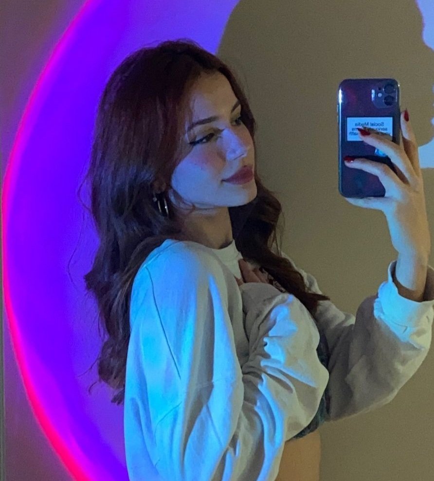 msraudrsbase's tweet photo. nome: calipso.
idαde (16-19): 17.
sexuαlidαde: bissexual.
pronomes: ela/dela.
frαternidαde: sonserina.
erα: golden.
user: @nerdolics 
extrαcurriculαr: aritmancia avançada.
shαpe + 2 fotos: https://t.co/9AcAy4dApN