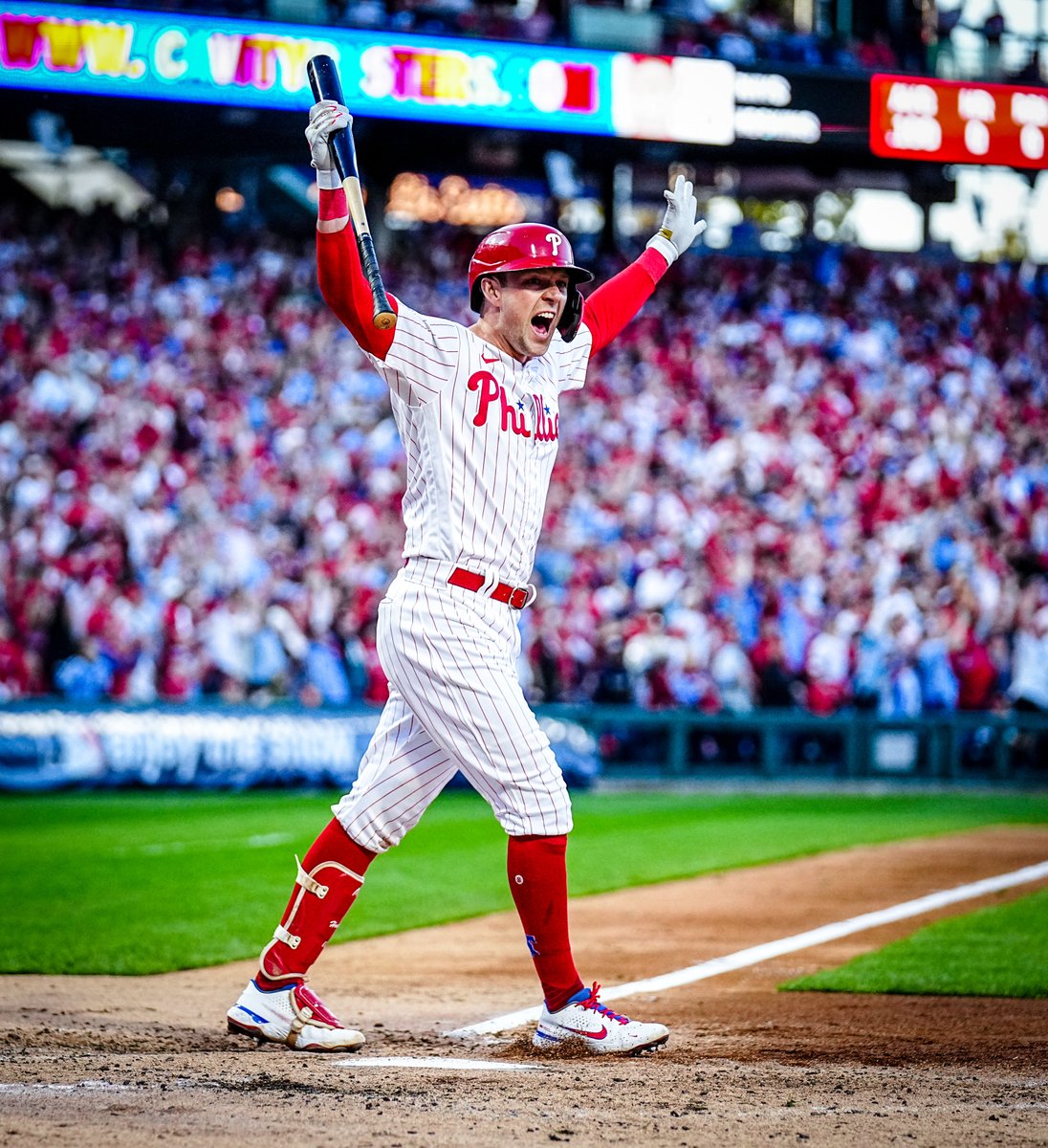 Phillies's tweet photo. This reaction is EVERYTHING. https://t.co/C61D3AraIj