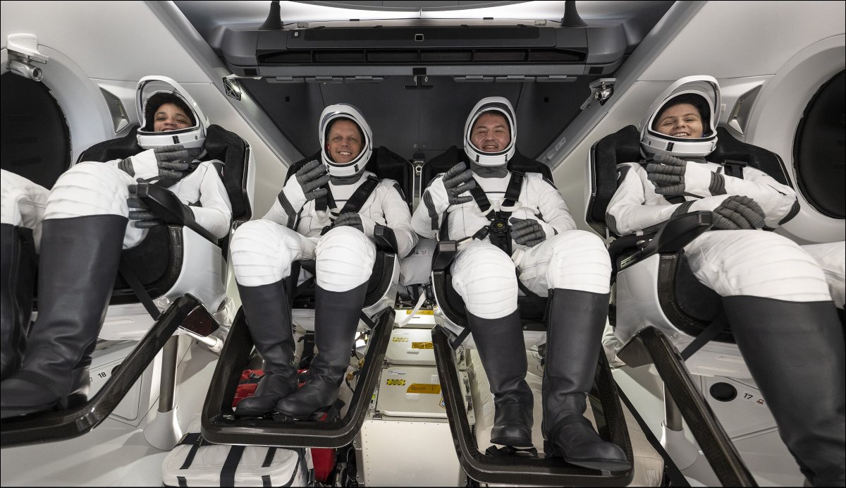 nasahqphoto's tweet photo. Welcome home! Crew-4 NASA astronauts @astro_watkins, @astro_farmerbob, @astro_kjell, and @ESA’s @AstroSamantha are seen inside the @SpaceX Crew Dragon Freedom after splashdown off the coast of Florida. Check back for more images 📷: https://t.co/aaEByAsrES https://t.co/cPobRGiSr5
