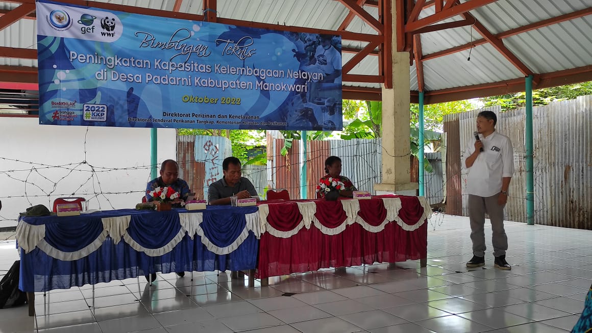 dit_pdk's tweet photo. Dalam rangka mendukung program Kampung Nelayan Maju (KALAJU) @dit_pdk bekerjasama dengan GEF-6 melaksanakan Bimtek Peningkatan Kapasitas Kelembagaan Nelayan di lokasi KALAJU Desa Padarni, Kab. Manokwari tanggal 13-14 Oktober 2022. https://t.co/xYd7l4cQIE