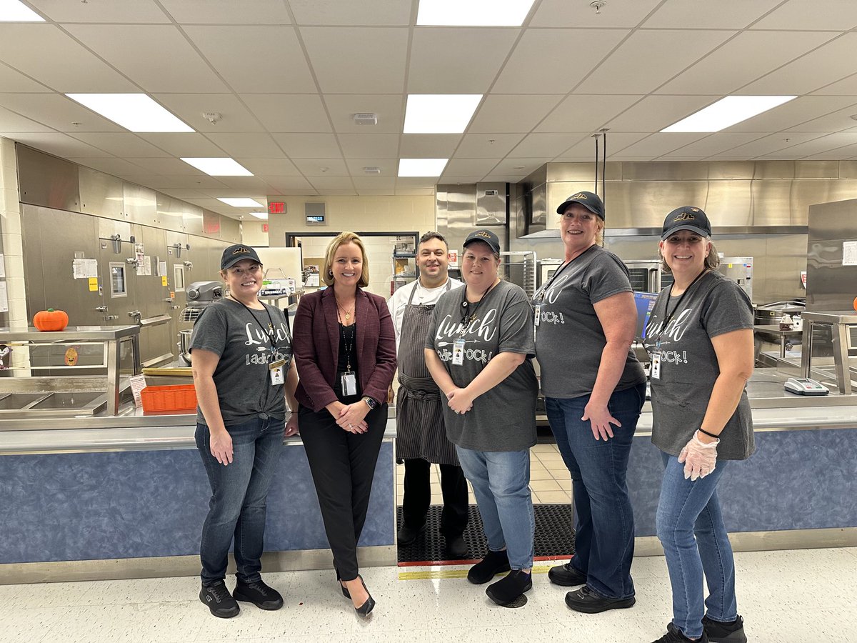 MFriez's tweet photo. Thank you to the ⁦@FESTigers⁩ cafeteria staff for letting me be a part of their team today.  I loved seeing all the smiling faces as they picked up their lunches!  #NationalSchoolLunchWeek ⁦@NA_Schools⁩ https://t.co/54avLhy7Y2