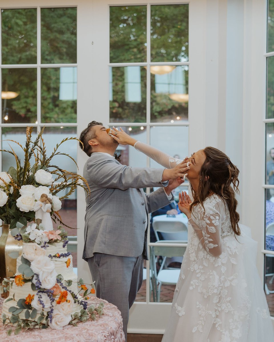davidsbridal's tweet photo. Have your cake and eat it too 🍰 #NationalDessertDay

https://t.co/wIReiz6hNK
Instagram/bakeandtone, jwaynephoto, roroyourboat_1, monicagracephotography, chasingluxphoto https://t.co/mUfPRYdKt2