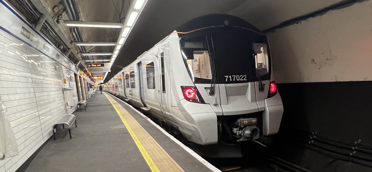PlatformEdge1's tweet image. Here is 717024 at Highbury &amp;amp; Islington and 717022 at Moorgate earlier today #Class717
