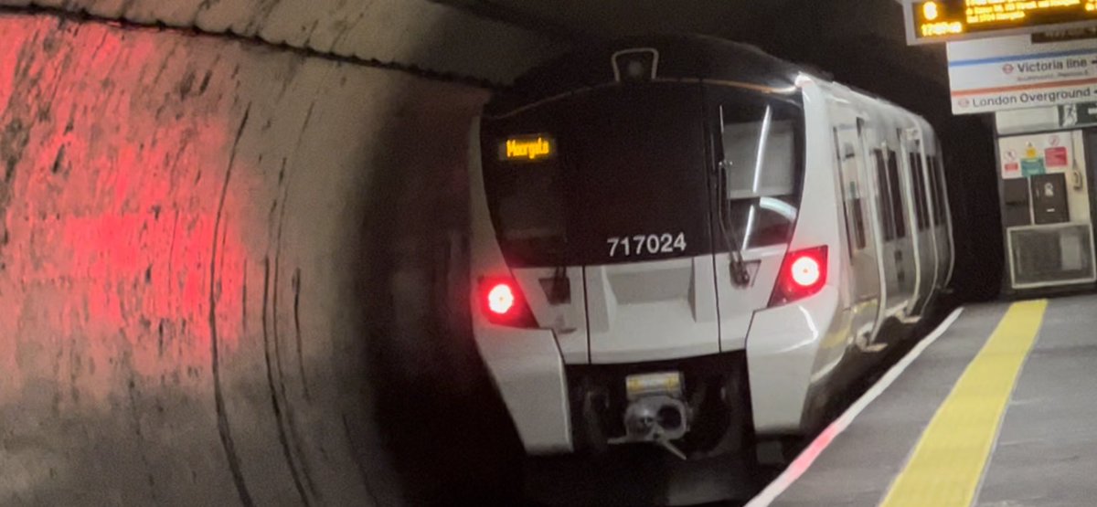 PlatformEdge1's tweet image. Here is 717024 at Highbury &amp;amp; Islington and 717022 at Moorgate earlier today #Class717