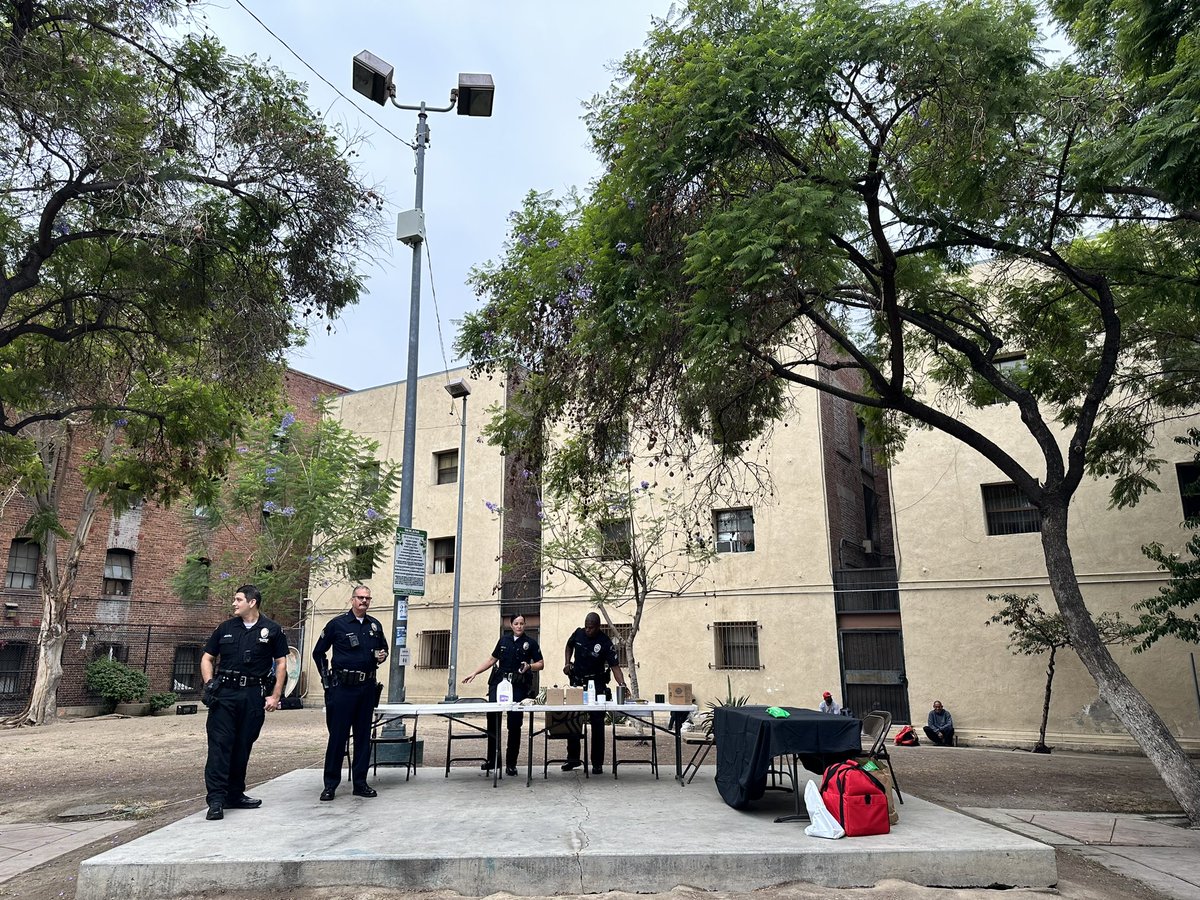 Coffee with a Cop at San Julian Park.   <a href="/LAPDCaptMorales/">LAPD CMDR E. MORALES</a> <a href="/LeadDeon/">Senior Lead Officer Deon Joseph</a> <a href="/lapdmikeoreb/">Michael A. Oreb</a> <a href="/lapd_slo/">LAPD SLO Southern</a>