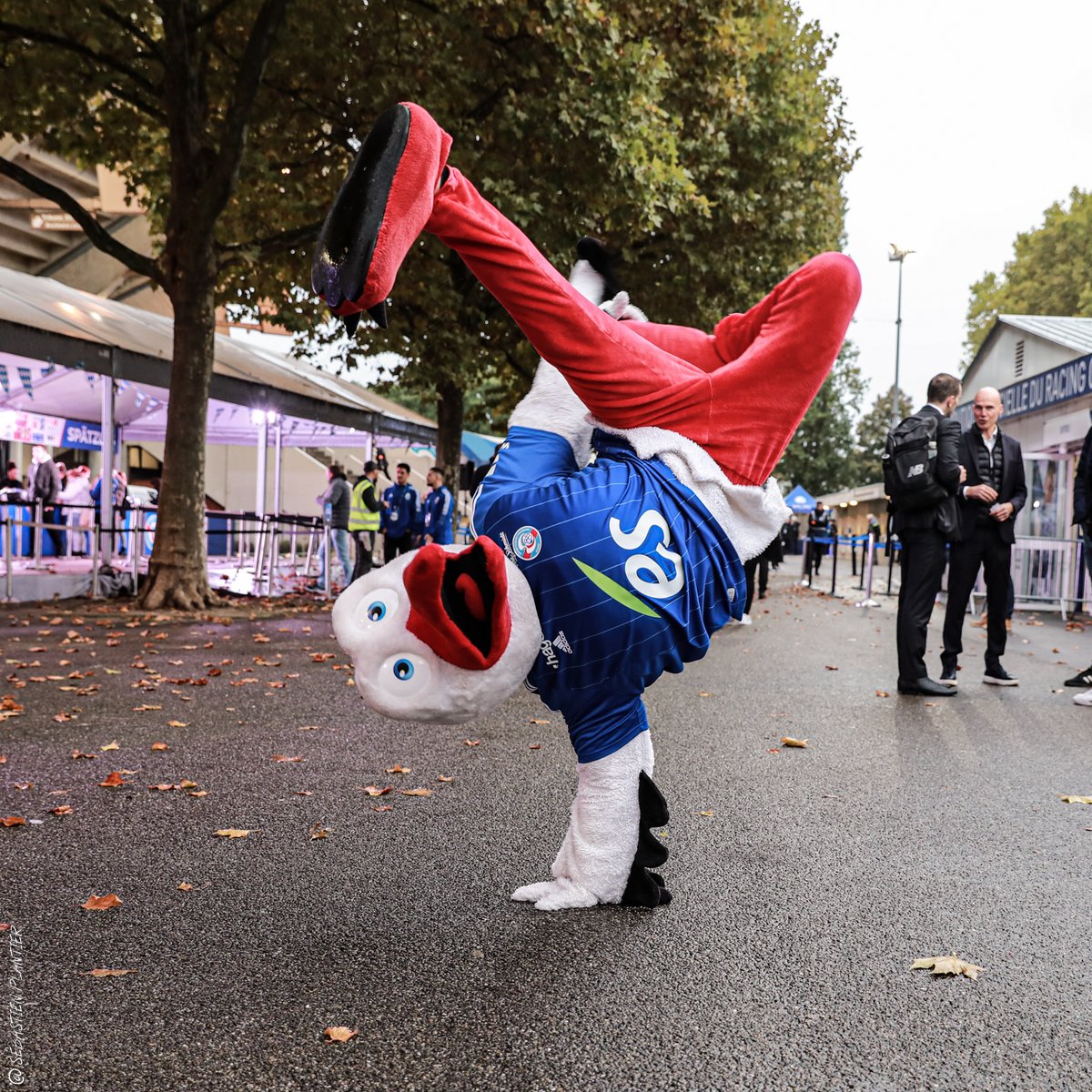 RCSA's tweet photo. 📸 #RCSALOSC | Ce n'est pas la pluie qui va arrêter Storcki ! 🤸 https://t.co/NTsJdiNuss