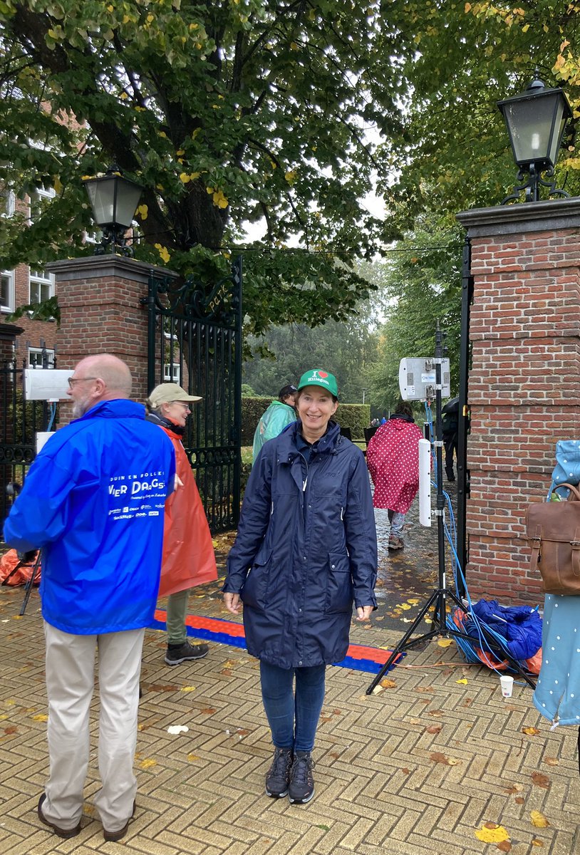 Dag 2 van de 4 daagse Duin en Bollenstreek zit erop. Mooie, helaas wel weer natte, wandeling door Lisse en Sassenheim