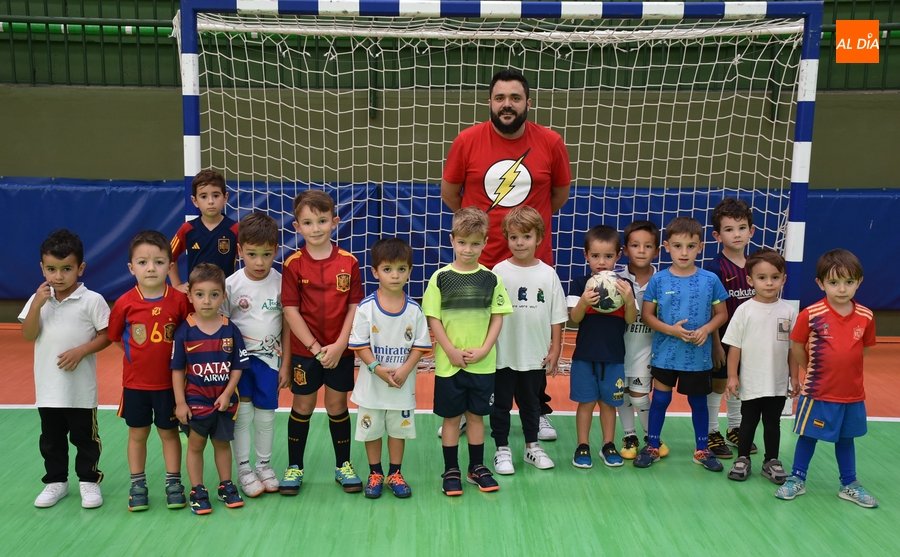 mirobrigaaldia's tweet photo. Cerca de una veintena de peques asisten esta temporada a la Escuela del @trescolumnascd  https://t.co/8x24VNBhmx https://t.co/69ph64xJ4e