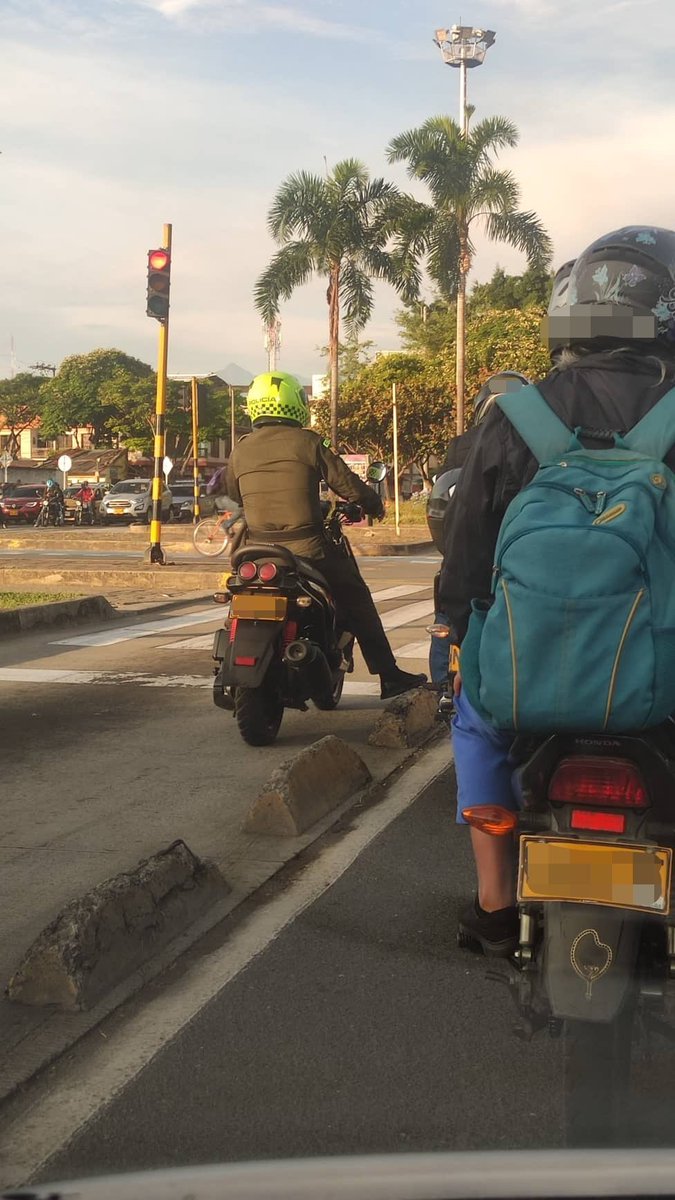 EnterateCali's tweet photo. #ReporteEntérateCali Señor Policia para usted también es la norma, recuerde que es una vía exclusiva para el MIO. Hay que poner el ejemplo. ✌🏼 https://t.co/sVdQKRUpwO