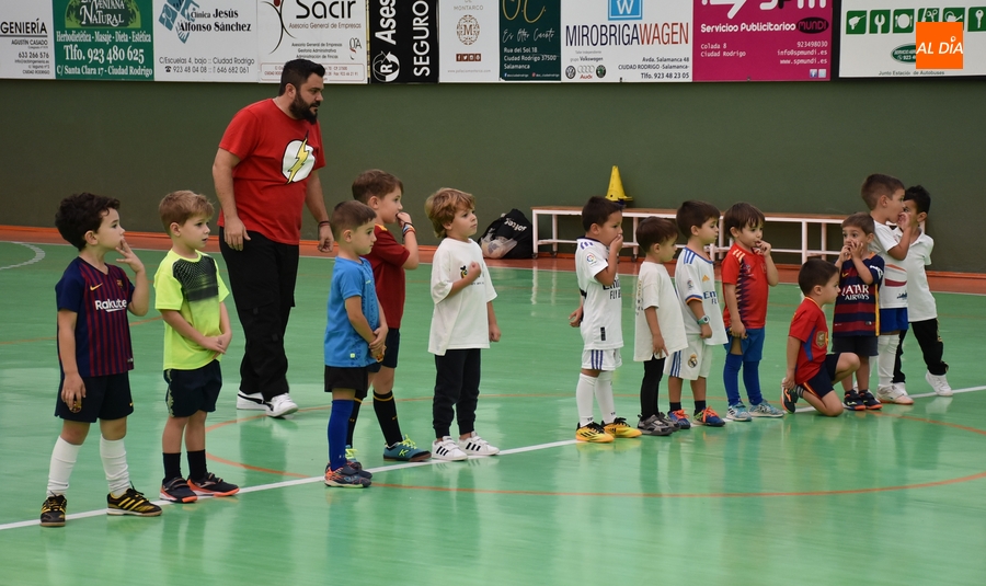 mirobrigaaldia's tweet photo. Cerca de una veintena de peques asisten esta temporada a la Escuela del @trescolumnascd  https://t.co/8x24VNBhmx https://t.co/69ph64xJ4e