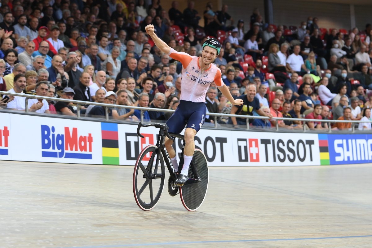 UCI_Track's tweet photo. First-ever UCI World Champion title! 🏆

Congrats, @yoerihavik! 👏

#SQY2022 https://t.co/ZLLSId4g3n