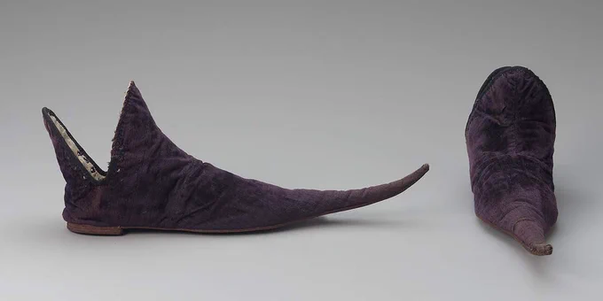 you know these wack ass shoes that medieval men used to wear. they're called poulaines and apparently there's a lot of archaeological records of men who used to wear them having fractures in their arm bones because these mfs were always tripping and falling tf down 