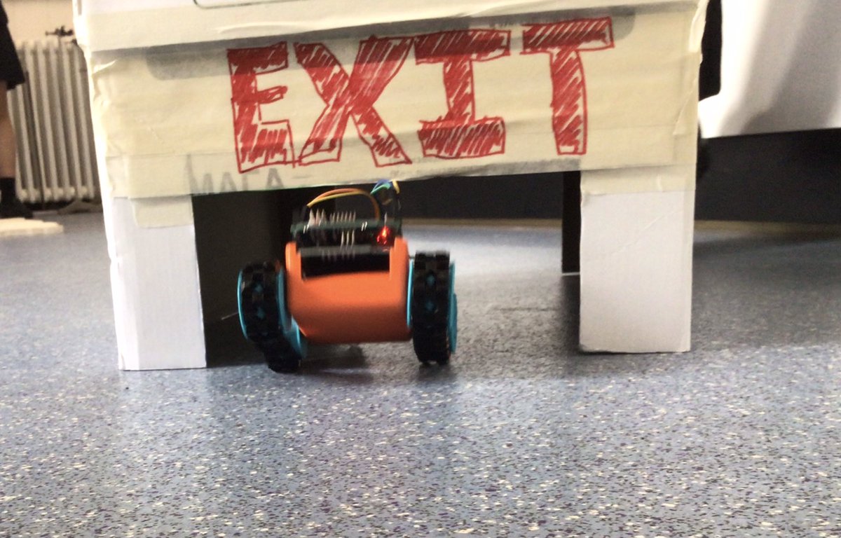 RendcombScience's tweet photo. Robotics after-school club is going well! Huge thanks to the head technician for getting this off the ground. @RendcombCollege #smars #arduino #robotics #cocurricular #techognition https://t.co/Ss7m1oeZf9