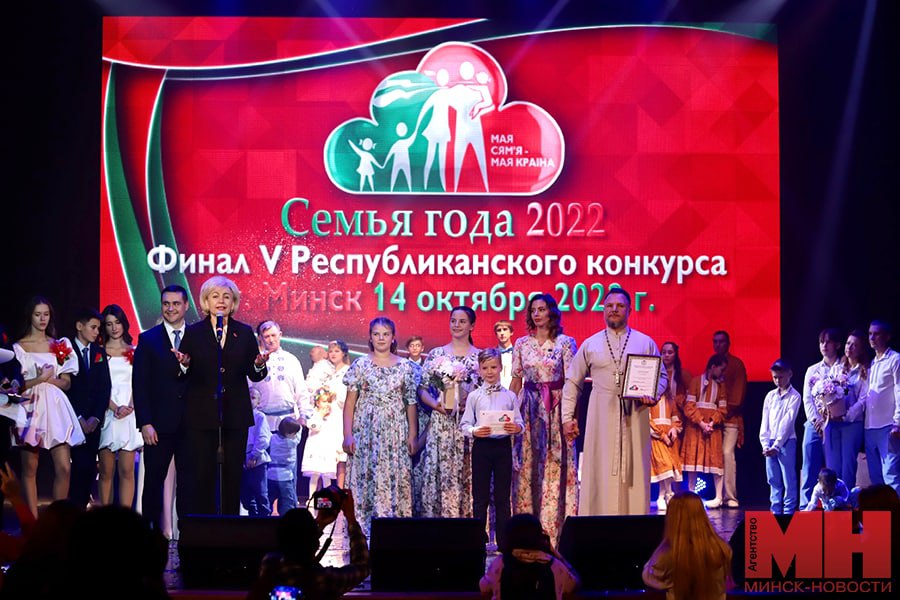 Семья Илюшиных из Брестской области стала победителем «Семьи года».

📍Олег Алексеевич – настоятель храма преподобномученика Афанасия Брестского в агрогородке Яечковичи, Руслана Александровна находится в отпуске по уходу за младшим ребенком. Они воспитывают пятерых детей.