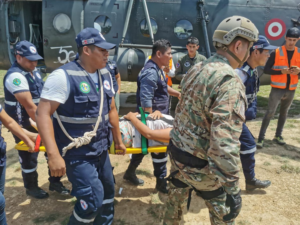 fapperu's tweet photo. #FAPahora | Una paciente gestante fue la primera pasajera en ser rescatada por los brigadistas FAP que llegaron en un helicóptero Mi-17 y tripulación del Grupo Aéreo Nº 3 a la zona del accidente de la avioneta de la aerolínea Saeta, a 10 millas de la localidad de San Lorenzo(1/2) https://t.co/lV4OYzn3aB