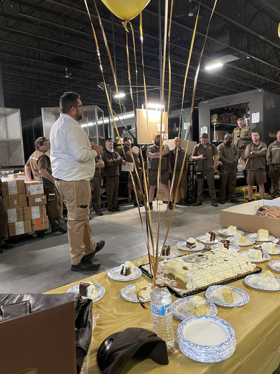 EmpireDiv0736's tweet photo. SYRNY- Syracuse North center driver Brian Bryant, congratulations! Circle of Honor inductee! 25 years safe driving , Celebrating with donuts with the package driver team #upsers #COH #25yearsafedriving #safetyfirst #methodswork https://t.co/4TymM66o40