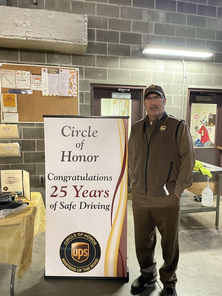 EmpireDiv0736's tweet photo. SYRNY- Syracuse North center driver Brian Bryant, congratulations! Circle of Honor inductee! 25 years safe driving , Celebrating with donuts with the package driver team #upsers #COH #25yearsafedriving #safetyfirst #methodswork https://t.co/4TymM66o40