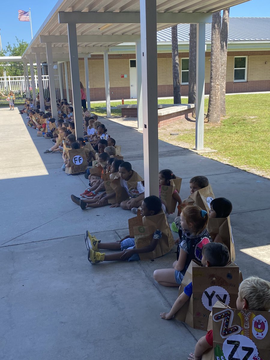 BoysMentoring's tweet photo. @ChampionElBears @cmfuller92 Kindergarten ABC Fashion Show today. https://t.co/mhxYycCdiH