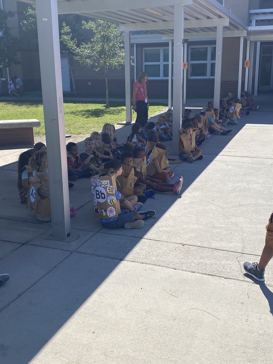 BoysMentoring's tweet photo. @ChampionElBears @cmfuller92 Kindergarten ABC Fashion Show today. https://t.co/mhxYycCdiH