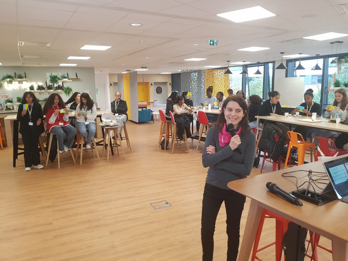 BettinaHortal's tweet photo. #SmartCityWeek
🥳 A @GRTgaz notre dream team de 7 marraines @Ellesbougent super motivées a partagé ses métiers passions avec 19 collégiennes
🤩Résultat : 1 pluie de sourires, de fous rires, des quizz, plein d'anecdotes & conseils💞
1 Verbatim J'ai TOUT adoré 🥰 @ellesbougentIdF https://t.co/b4EXvl4pcW