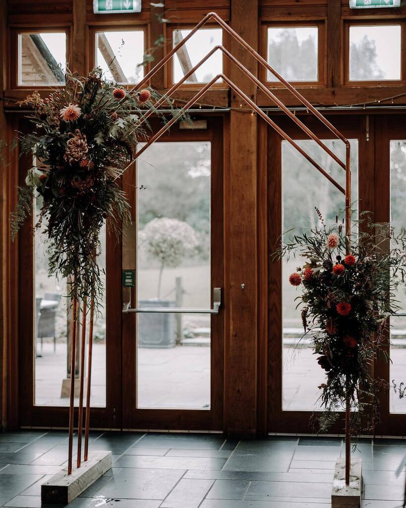 Floral backdrops, archways and installations are definitely having a moment, and are the perfect way to create a unique focal point for your wedding ceremony. Lauren and Ky went above and beyond and MADE this copper beauty for us to decorate at @theoaktr… instagr.am/p/Cjs_BBssSBj/