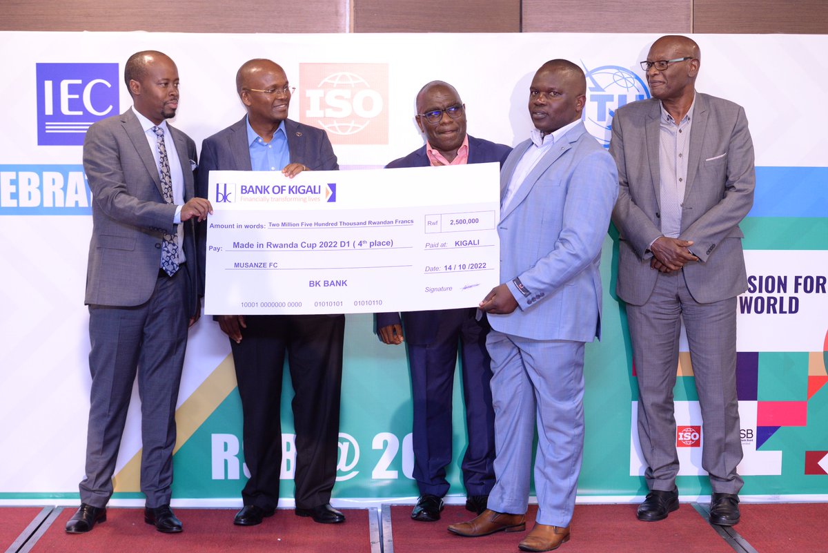 rwandastandards's tweet photo. Ikipe ya @musanzefc yashyikirijwe igihembo yatsindiye mu irushanwa rya #MadeInRwandaCup2022.

@Ngabitsinze @MurenziRaymond @AuroreMimosa @FERWAFA #RwOT https://t.co/PxiN4OzHPQ