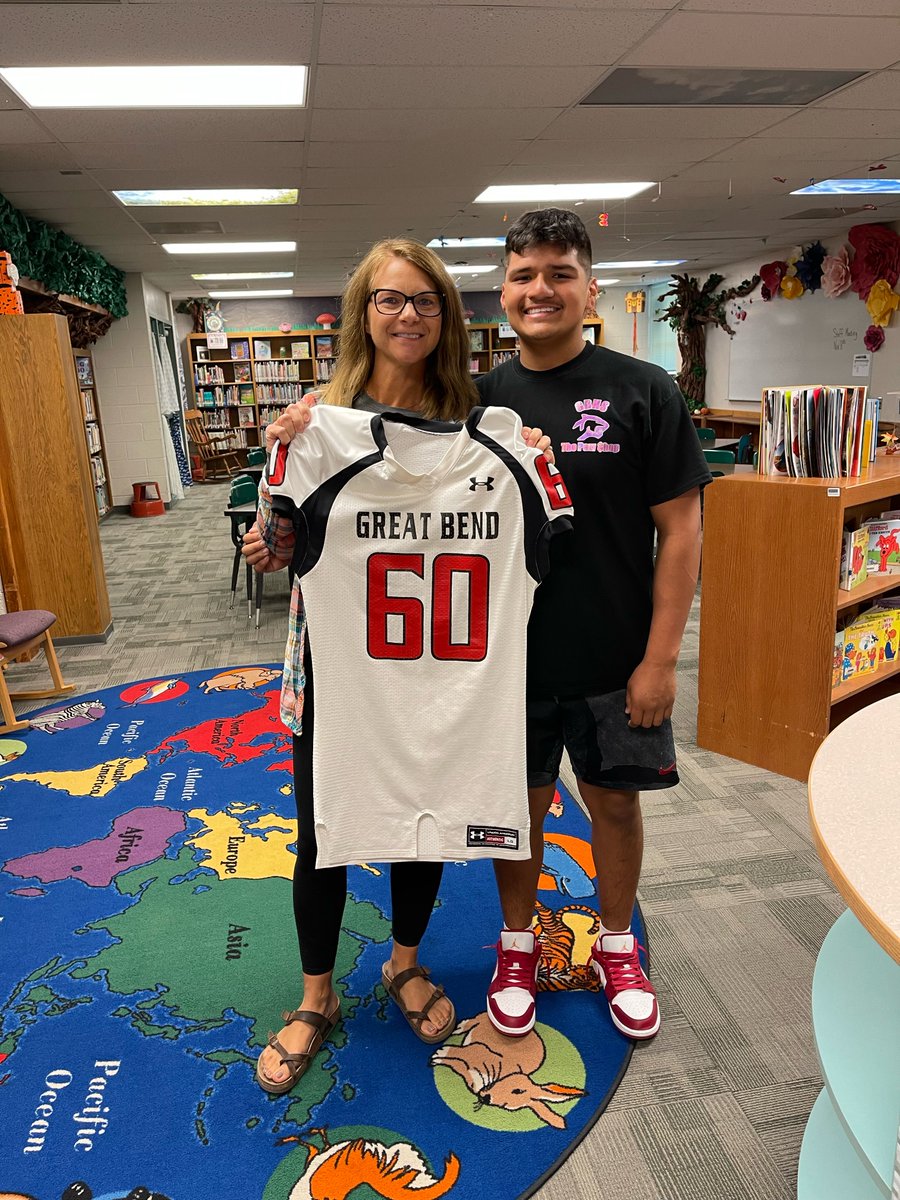 GreatBend_FB's tweet photo. Our 2022 Seniors went out into the schools &amp; community to reach out to those who have made an impact on their lives. The players wrote a "Thank You" &amp; presented their person with their jersey to wear tonight.
Thank you for all that you do to support these young men! https://t.co/zHqJ38qvQw